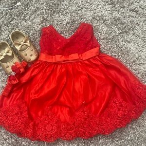 Baby cute dress/frock it’s doesn’t come with shoes but yes come with hair band